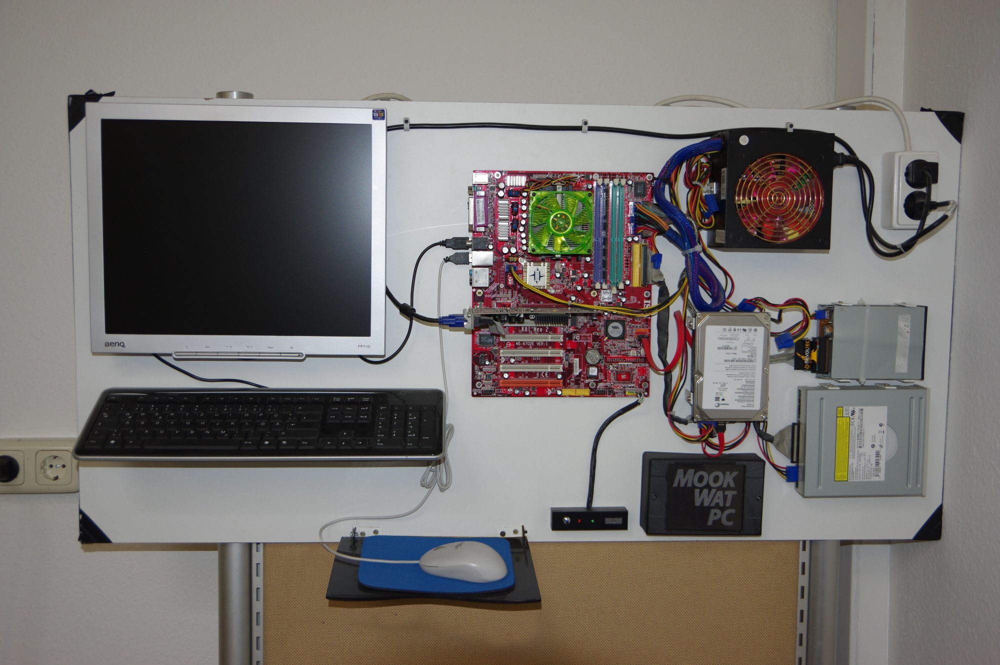 Computeraufbau mit Bildschirm, Tastatur und offen sichtbaren Bauteilen bei Mook wat PC