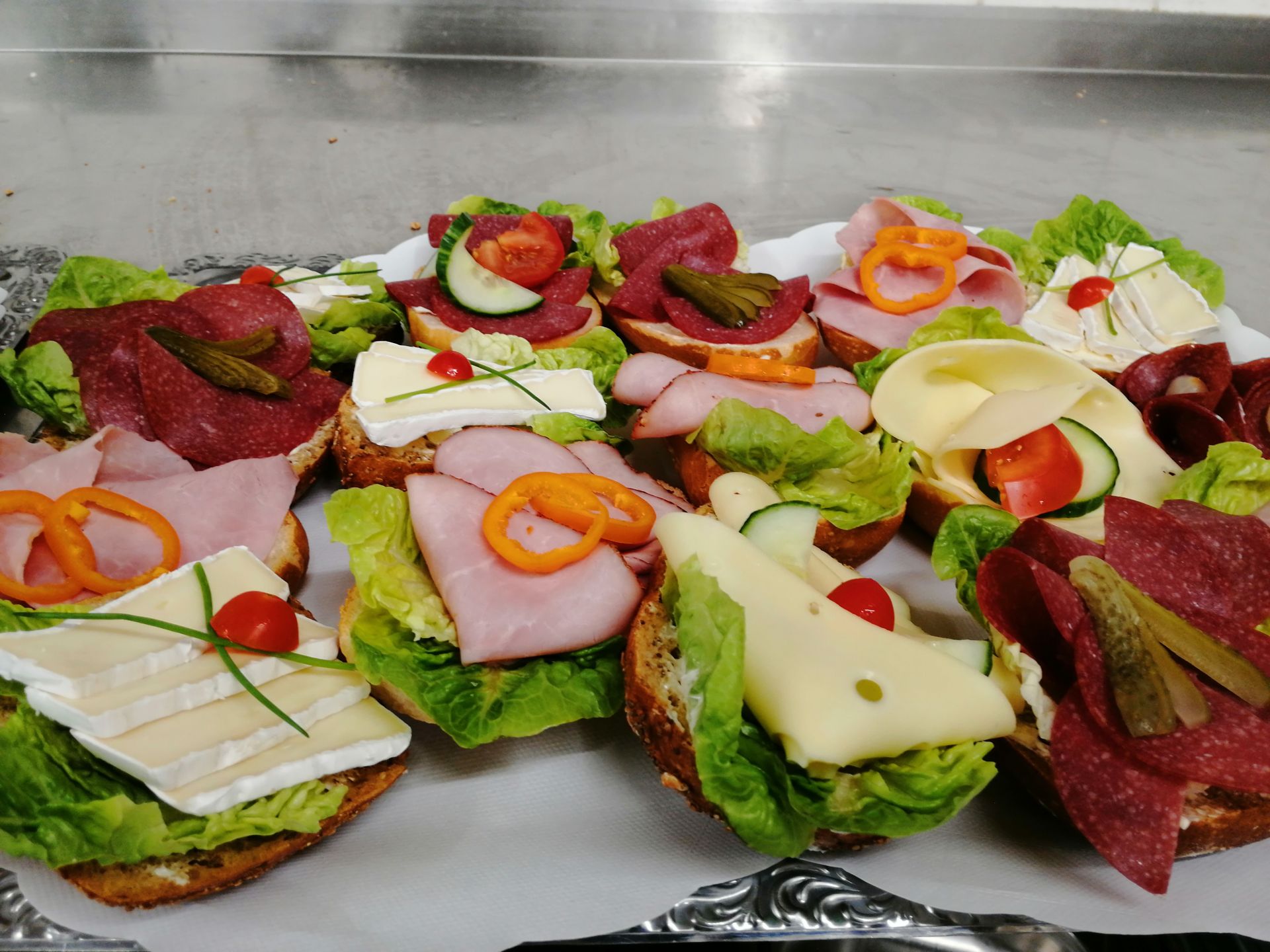 Belegte Brötchen mit Käse, Aufschnitt und Gemüse aus dem Catering-Angebot des Pottkiekers