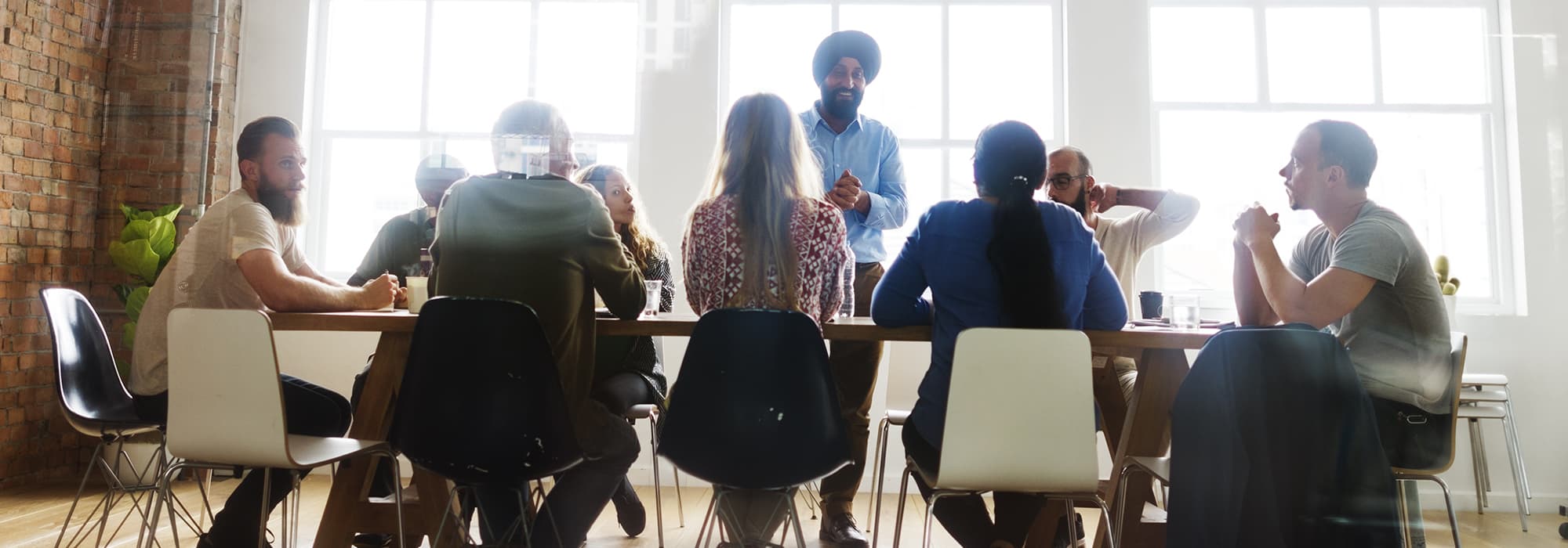 Menschen im gemeinsamen Gespräch an einem Tisch