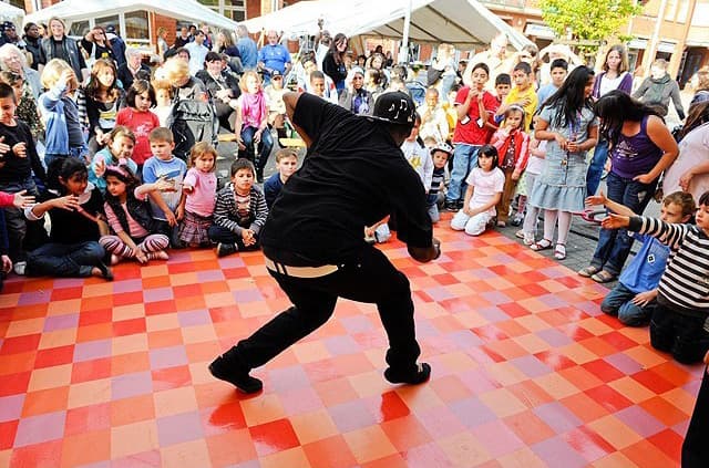 Tanzvorführung vor einem Publikum aus Kindern und Erwachsenen bei einer Stadtteilveranstaltung